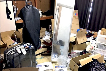ダンボールに入った不用品がヒザまである