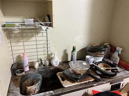 愛知県名古屋市の汚部屋のキッチンの清掃・クリーニング作業前