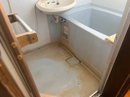 愛知県津島市の汚部屋の浴室の清掃・クリーニング作業前