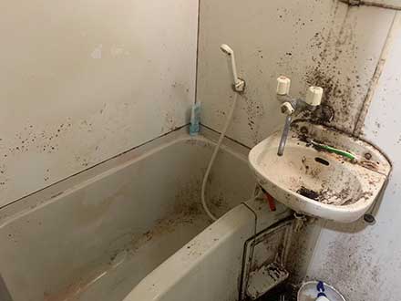 愛知県小牧市の汚部屋の浴室の清掃・クリーニング作業前